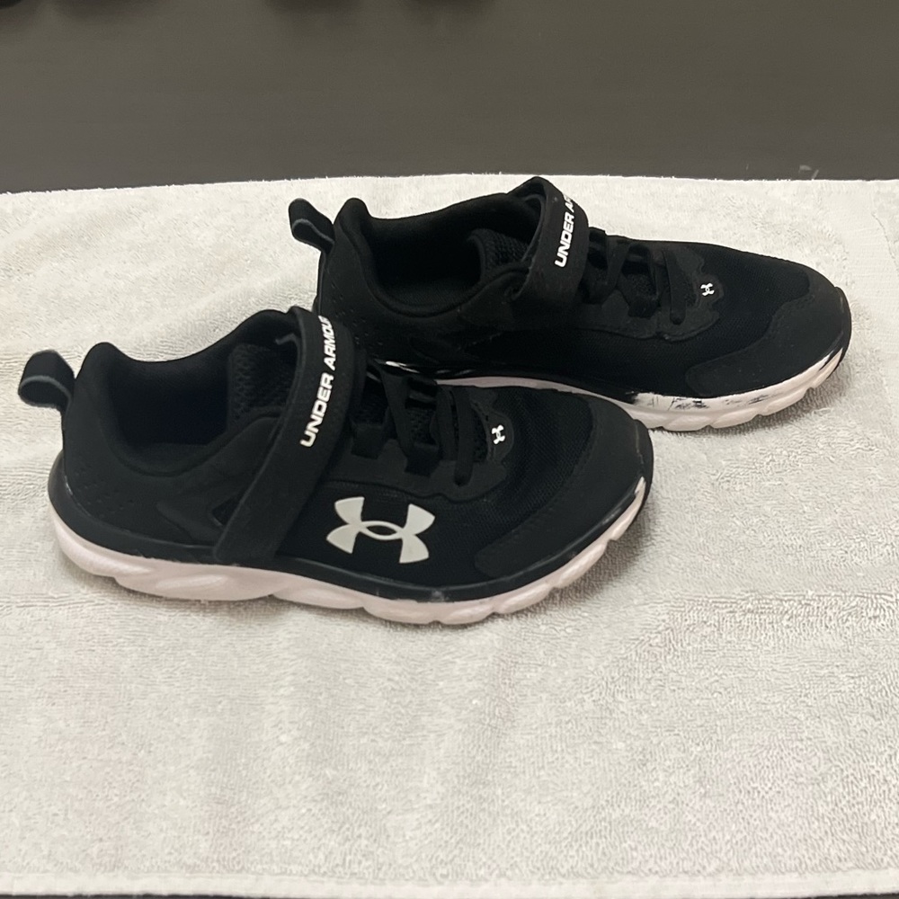 Under Armor - Assert 9 - Black with white soles - Size 2 Little Boys